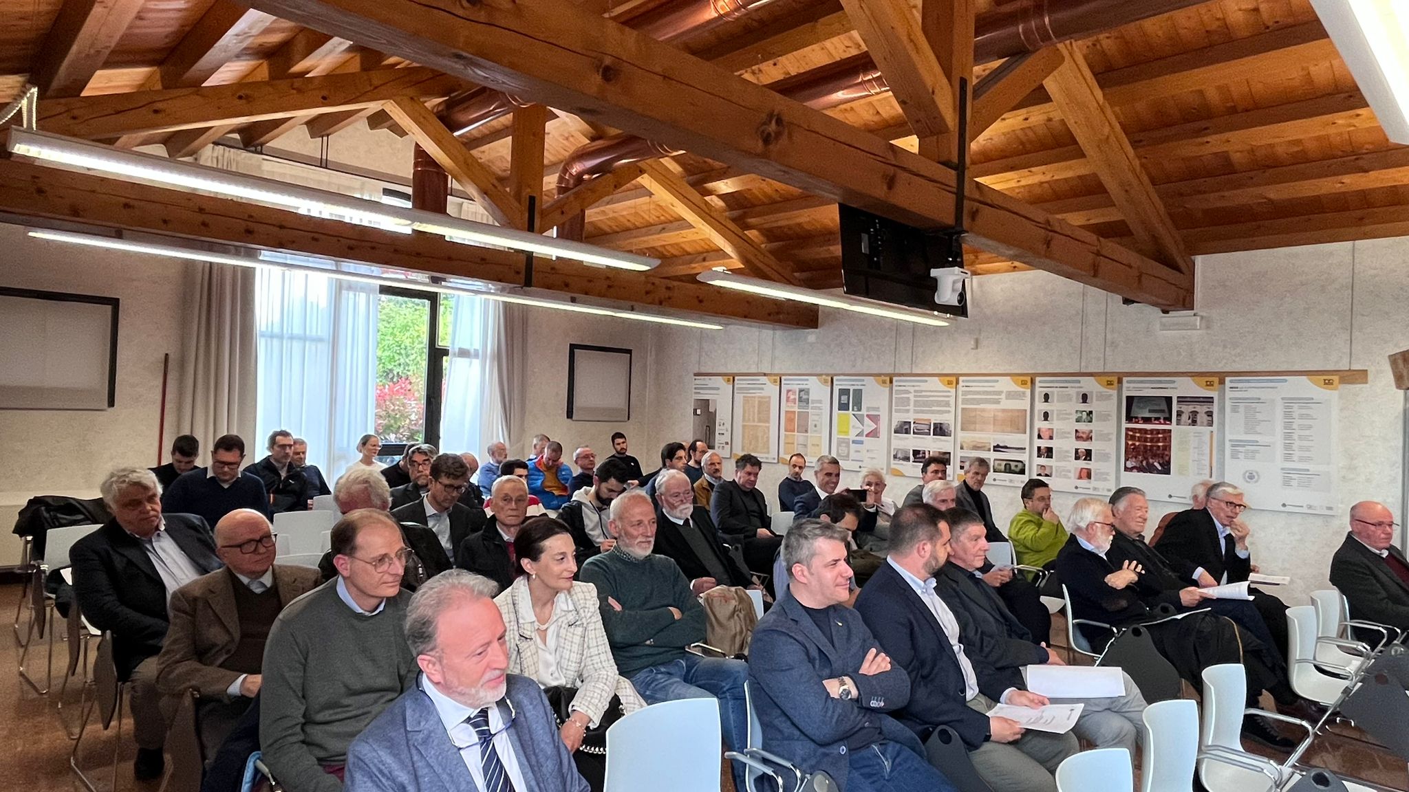 Visione della sala con i partecipanti all'assemblea